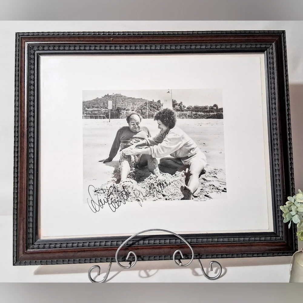 Signed Framed Photo - Danny Devito & Rhea Perman - Brand New Frame - Picture 5 of 7
